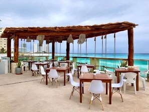 Outdoor dining - Deluxe ocean view with kitchenette at Hotel Ocean Dream Cancun (Cancún)