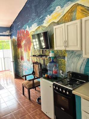 Kühlschrank, Herdplatte, Wasserkocher mit Kaffee-/Teezubehör