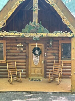 Exterior detail - COZY CABIN! Perfect Honeymoon or Private Getaway. Hot tub & Fireplace (Sevierville)