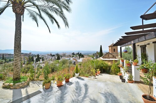 Bird flight level, panoramic views and private parking 