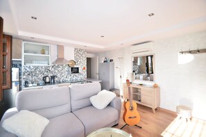 TV, libri, biblioteca musicale, impianto stereo