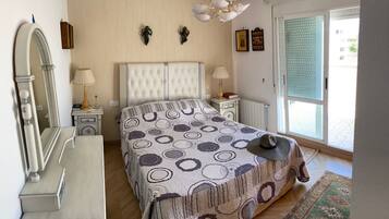 3 slaapkamers, een strijkplank/strijkijzer, wifi, beddengoed