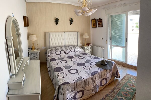 3 bedrooms, iron/ironing board, WiFi, bed sheets