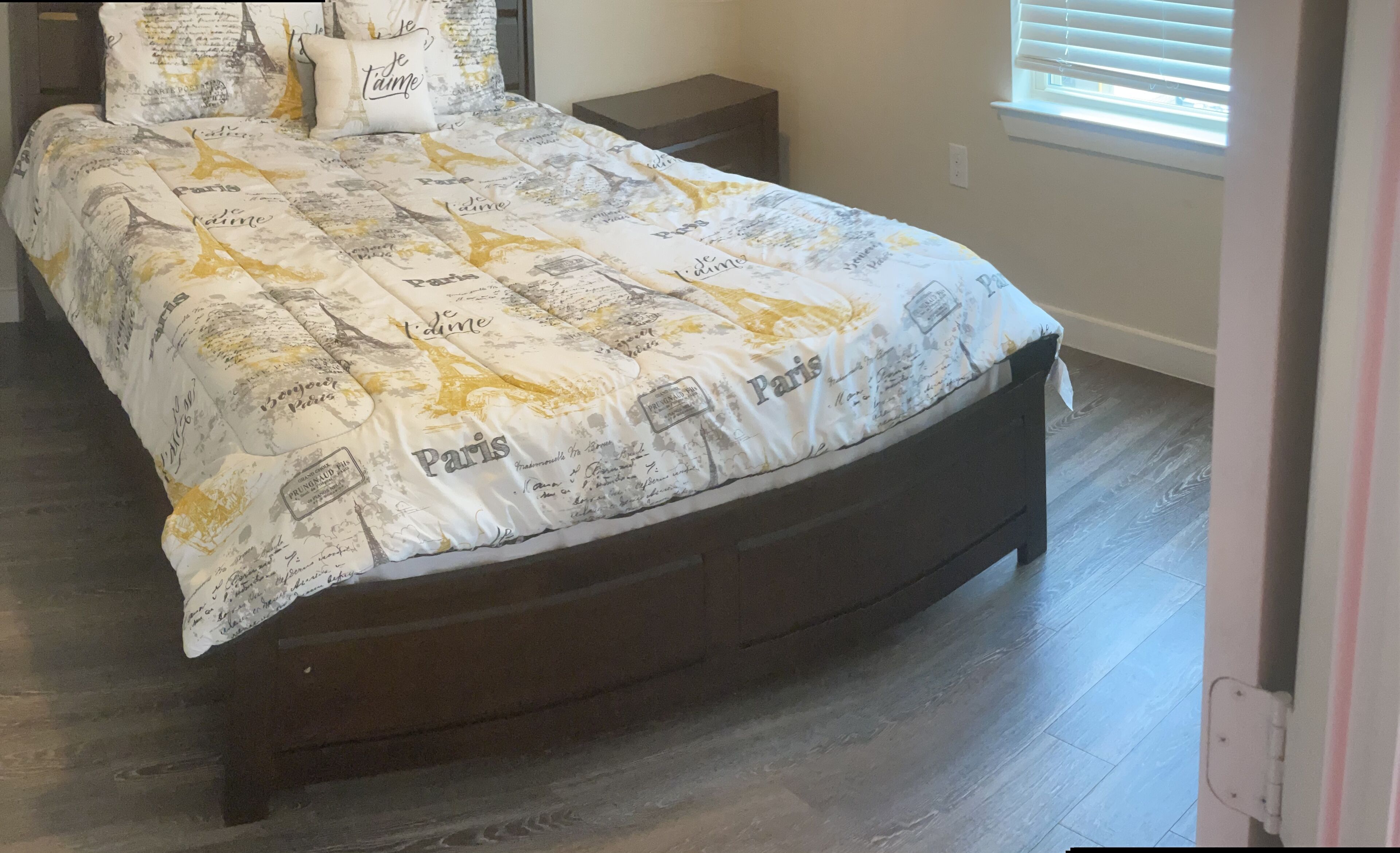 2 slaapkamers, een bureau, een strijkplank/strijkijzer, wifi