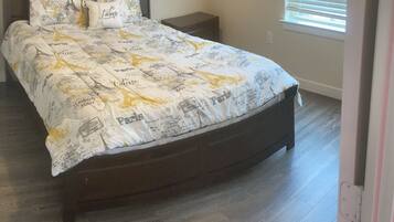 2 slaapkamers, een bureau, een strijkplank/strijkijzer, wifi