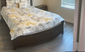 2 bedrooms, desk, iron/ironing board, WiFi