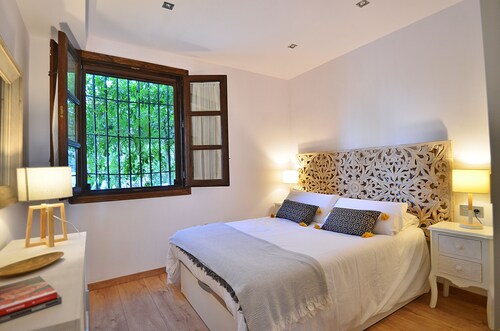 Alhamra, panoramic views and private parking 