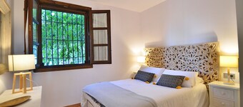 Alhamra, panoramic views and private parking 