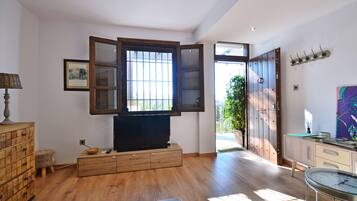 Een televisie en boeken