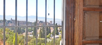 Alhamra, panoramic views and private parking 