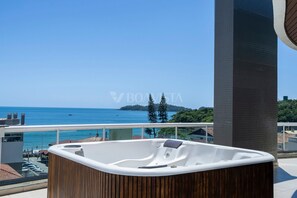 Apartment | Outdoor spa tub
