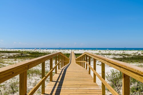 SouthBound - Ground floor with direct beach view!