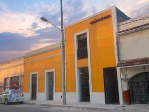 Exterior - Habitación con 2 camas matrimoniales y alberca privada en el centro de Mérida. (Mérida)