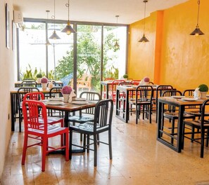 Dining - Habitación con 2 camas matrimoniales y alberca privada en el centro de Mérida. (Mérida)