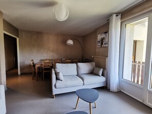 TV, books - T4 apartment in the heart of Briançon, 400 m from the Serre-Chevalier slopes (Briançon)