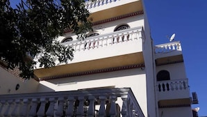 تفاصيل الفندق من الخارج
