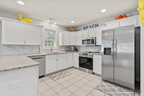 Fridge, microwave, oven, stovetop - Pet Friendly Beach House - Hickory Oasis (North Myrtle Beach)