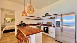 Een koelkast, een magnetron, een oven, een koffiezetapparaat/waterkoker