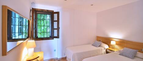 2 bedrooms, iron/ironing board, travel cot, free WiFi