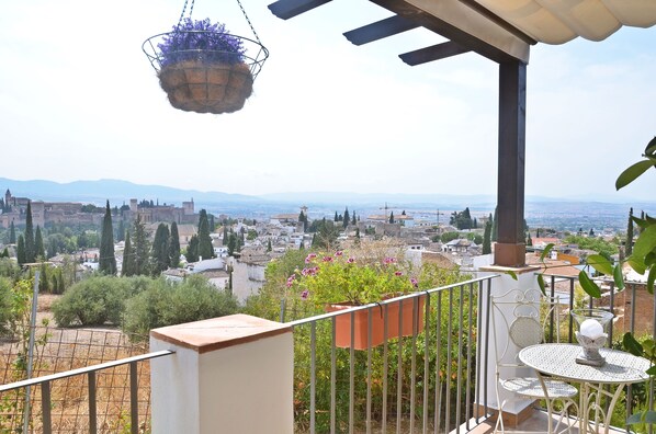Outdoor dining - Kasaba Qadima, panoramic views and private parking (Granada)
