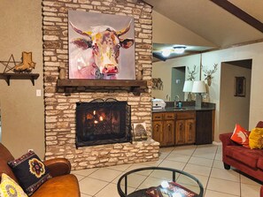 Interior - Perfect Getaway! Private Pool, Hot Tub & Dog Run 15 Min to Downtown - CITY VIEWS (Austin)