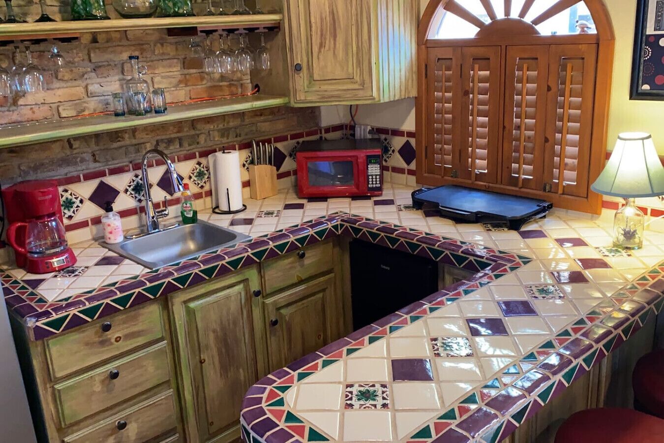 Réfrigérateur, micro-ondes, cafetière/bouilloire, grille-pain