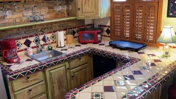 Réfrigérateur, micro-ondes, cafetiÚre/bouilloire, grille-pain