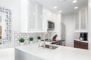 Réfrigérateur, four à micro-ondes, un four, surface de cuisson