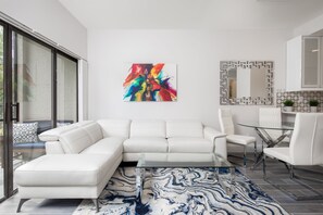 Smart TV, offices - Condo 2 Bedrooms 2 Baths Pool 6min to Beaches Downtown Restaurants Shopping
(Naples)