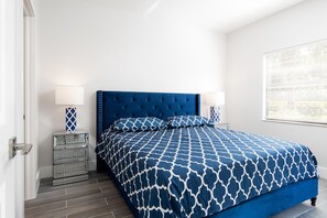 2 bedrooms, desk, iron/ironing board, travel cot - Condo 2 Bedrooms 2 Baths Pool 6min to Beaches Downtown Restaurants Shopping
(Naples)