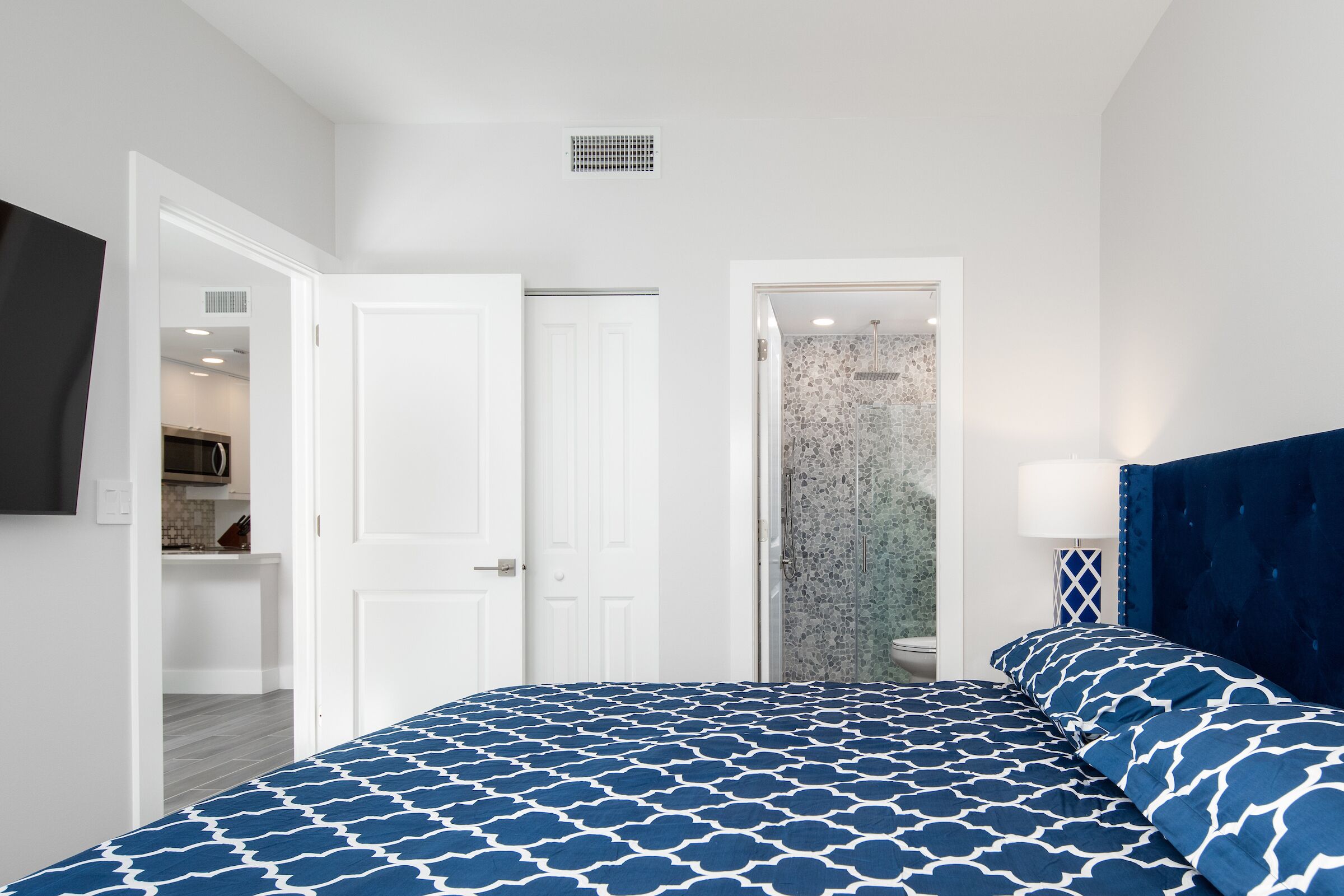 2 bedrooms, desk, iron/ironing board, travel crib