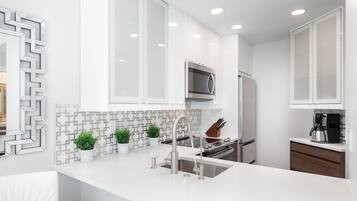 Een koelkast, een magnetron, een oven, een kookplaat