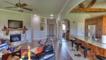 Smart-tv, eldstad, tv-spel och dvd-spelare