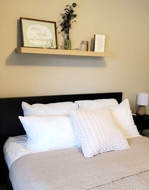 1 bedroom, desk, iron/ironing board, WiFi - Cozy One Bedroom, Washer Dryer, Central Location,  Fireplace, Monthly Discounts (Lombard)