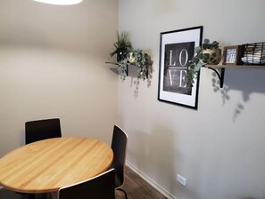 Dining - Cozy One Bedroom, Washer Dryer, Central Location,  Fireplace, Monthly Discounts (Lombard)