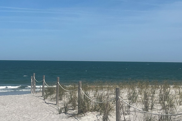 In Strandnähe, Liegestühle, Strandtücher