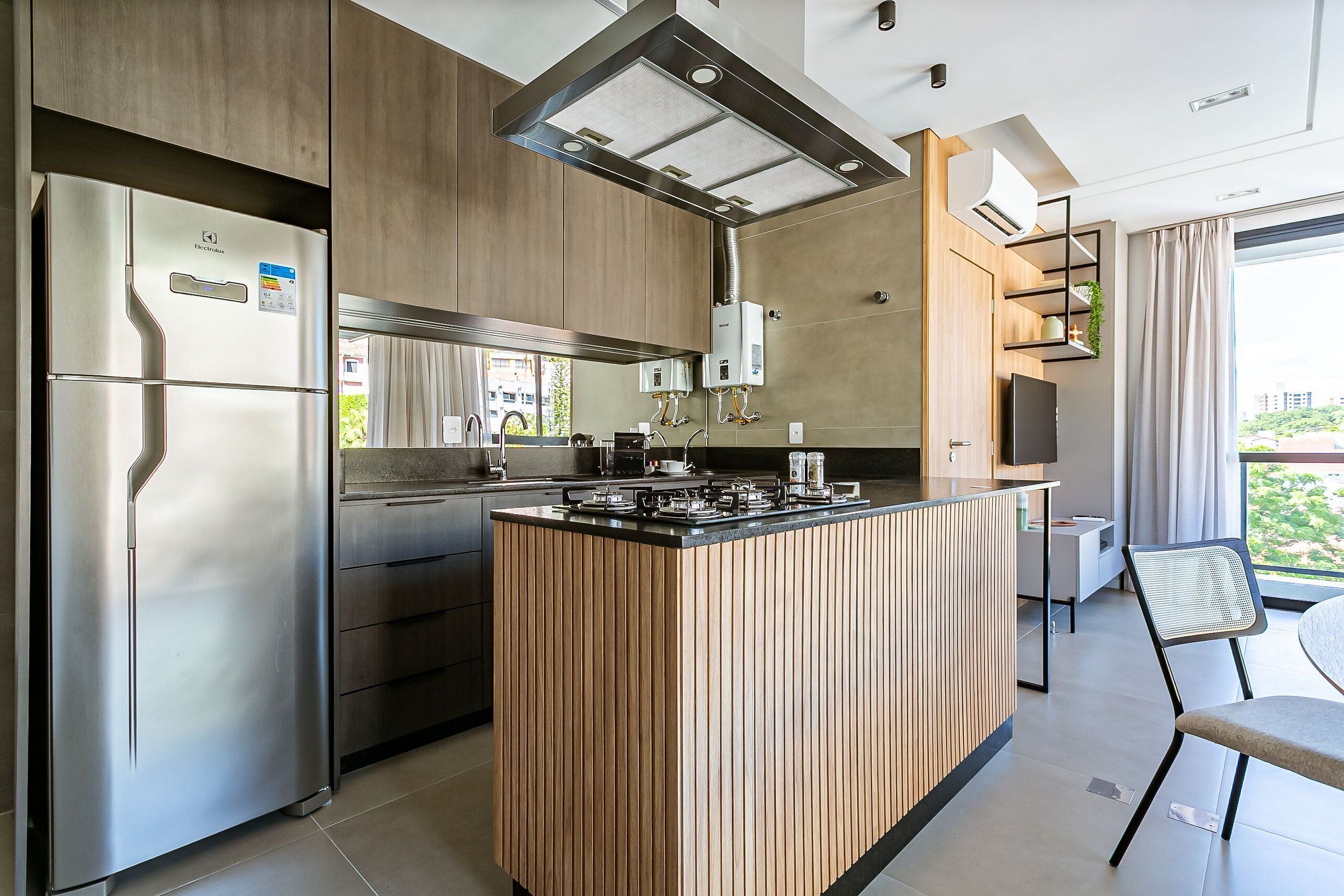 Apartamento Deluxe | Cocina privada | Frigorífico, microondas, placa de cocina y máquina de café espresso