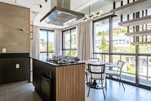 Appartamento Deluxe | Cucina privata | Macchina per caffè espresso, frigorifero, microonde, piano cottura