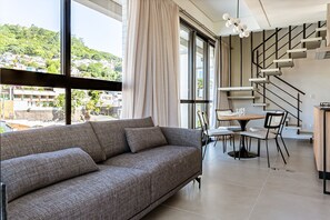 Deluxe Apartment | Living area - ZEE Studios by Viva - Studios a 200m da beira-mar norte (Florianópolis)