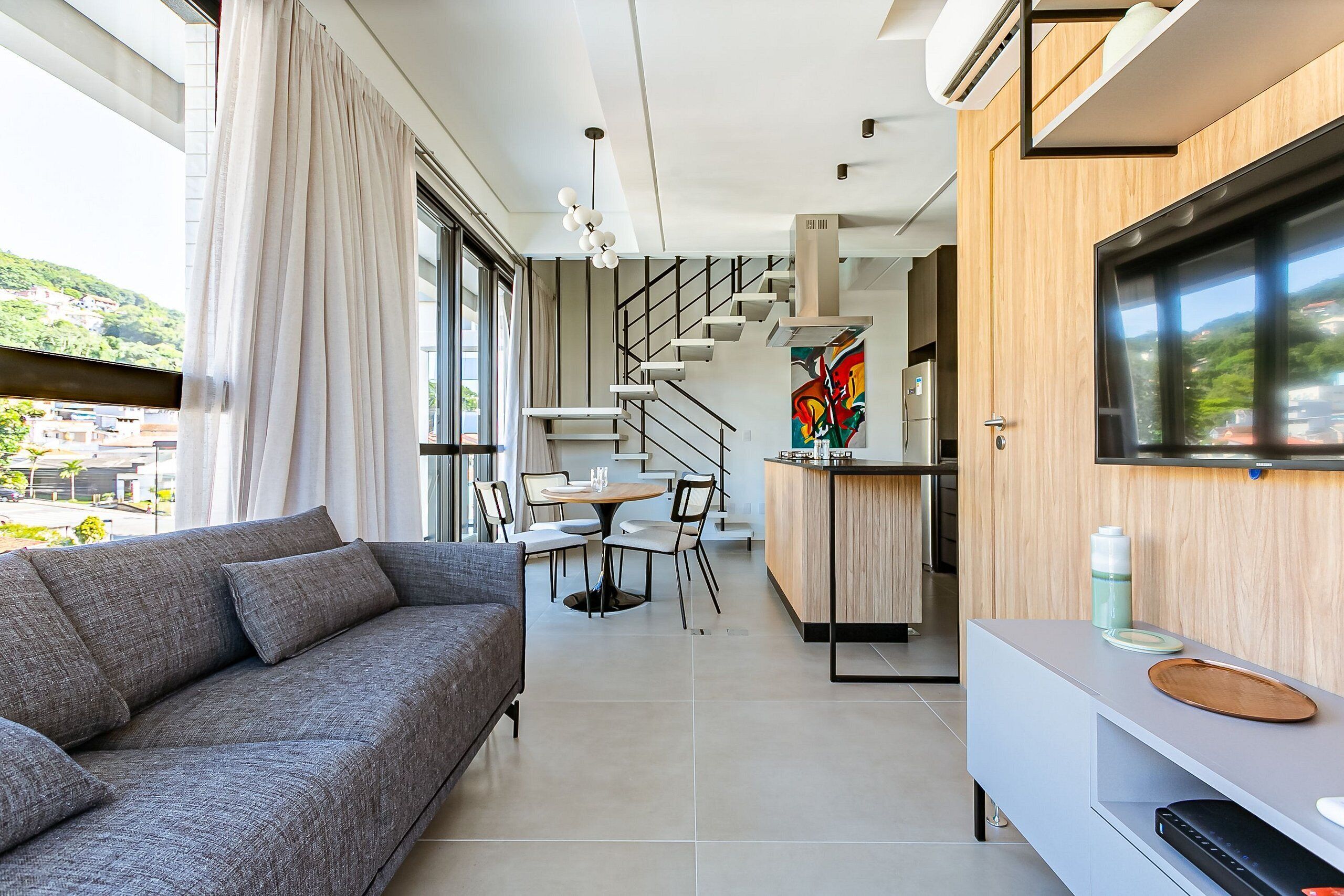 Apartamento luxo | Área de estar | Smart TV 40 polegadas com canais digitais