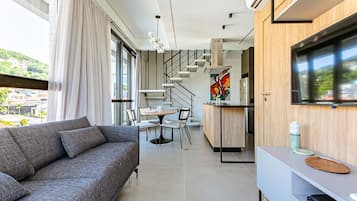 Apartamento luxo | Área de estar | Smart TV 40 polegadas com canais digitais