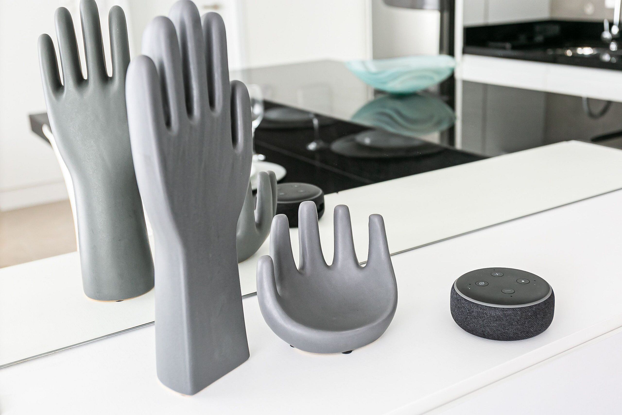 Une cuisine équipée d’appareils électroménagers modernes, notamment une cuisinière et une machine à café.
