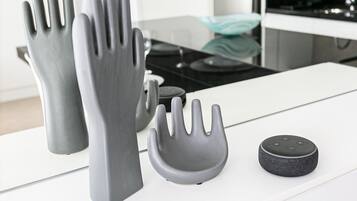 Une cuisine équipée d’appareils électroménagers modernes, notamment une cuisinière et une machine à café.