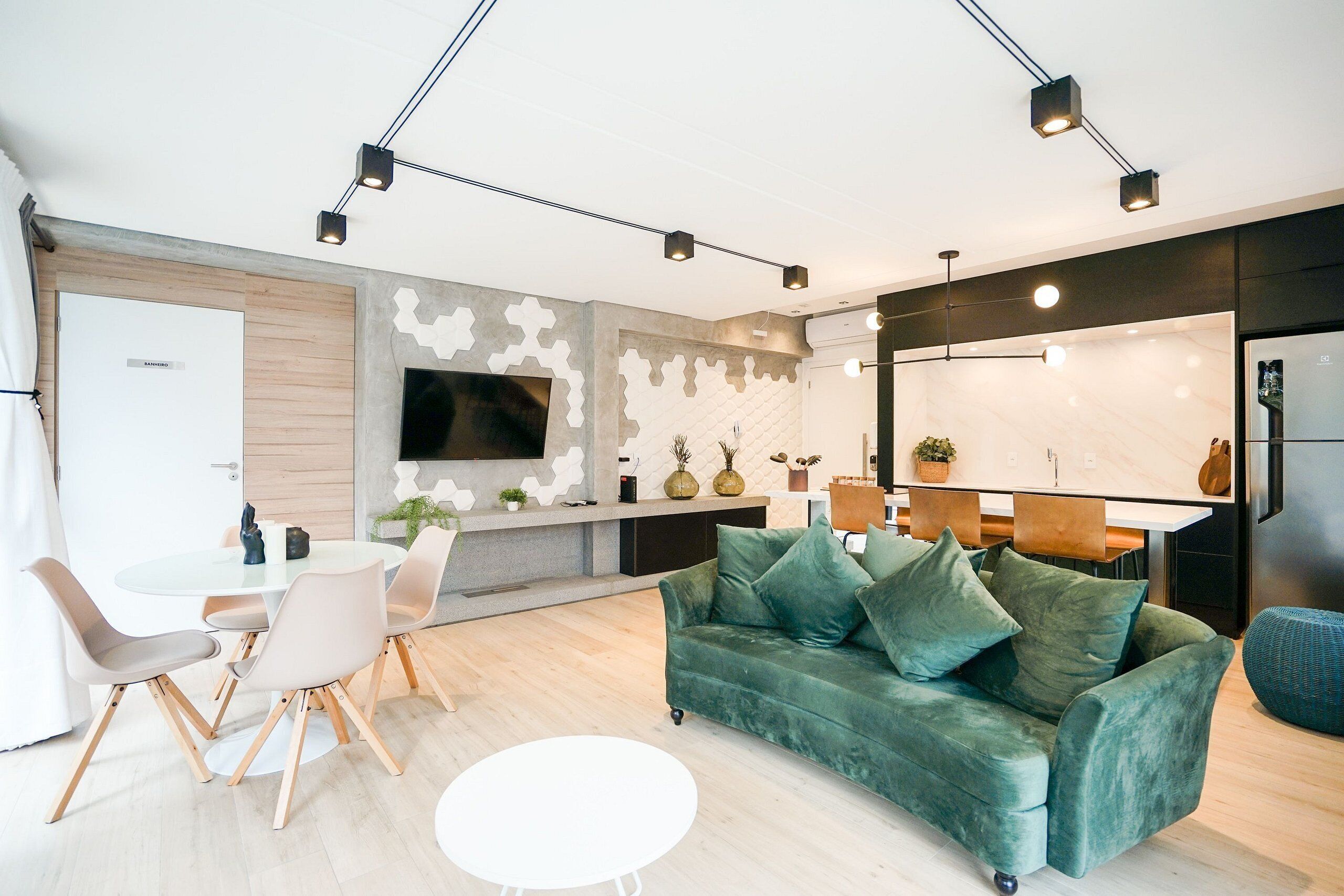 تلفزيون ذكي بحجم 40-بوصة يعرض قنوات تلفزيونية رقمية