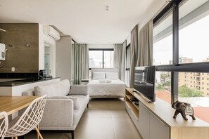 City appartement | Woonruimte | Een 40-inch smart-tv met digitale zenders