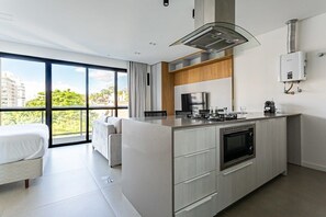 Appartement | Privékeuken | Een koelkast, een microgolfoven, een kookplaat, een espressoapparaat