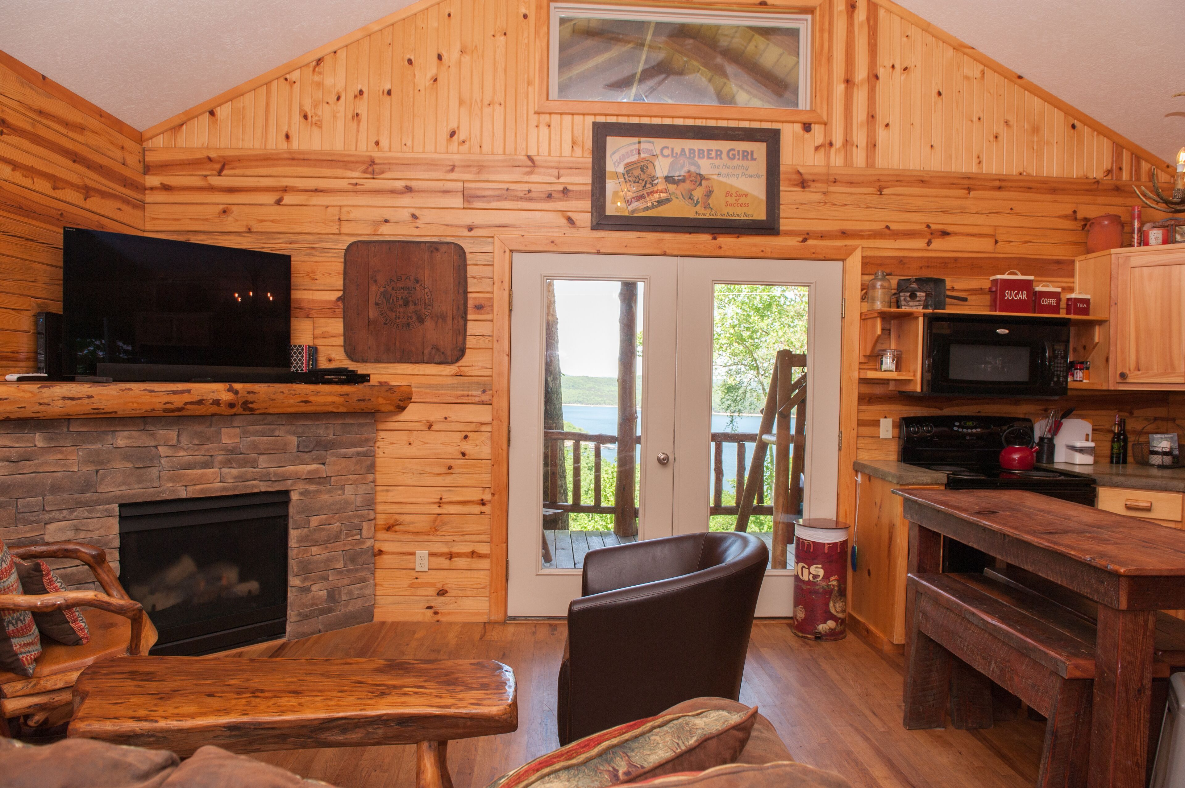 Beautiful Log Cabin with Amazing Views of Beaver Lake, Eureka Springs