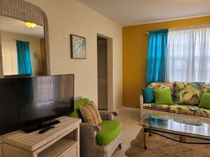 Smart TV, books - Relaxing, Amazing beach, pool, Cheap cars, quiet area, surfers paradise 3 (Christ Church)