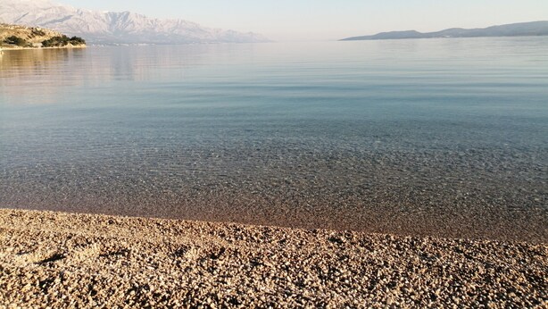 A clear lake with a pebbly shore and distant mountains. - Apartments Tamara (ST)- Two Bedroom Apartment with Balcony (Lokva Rogoznica)