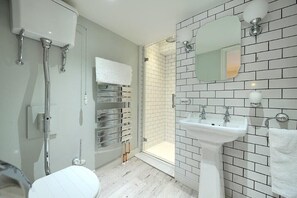Bathtub, hair dryer, towels - Little Monmouth, Lyme Regis Old Town, 4 bed, parking, pet friendly  (Lyme Regis)